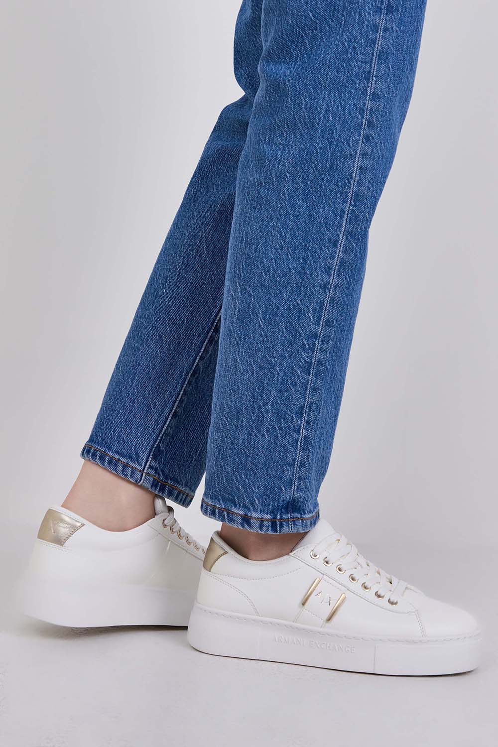 תמונת כל הלוק של נעלי סניקרס